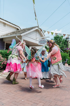 Woodland Fairy Festival - fairies with children in a circle 