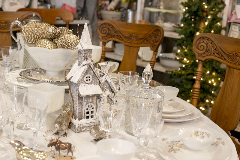 setting a classic holiday table